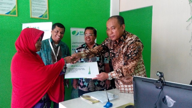 BPJS Ketenagakerjaaan Rohul Serahkan Santunan JK 